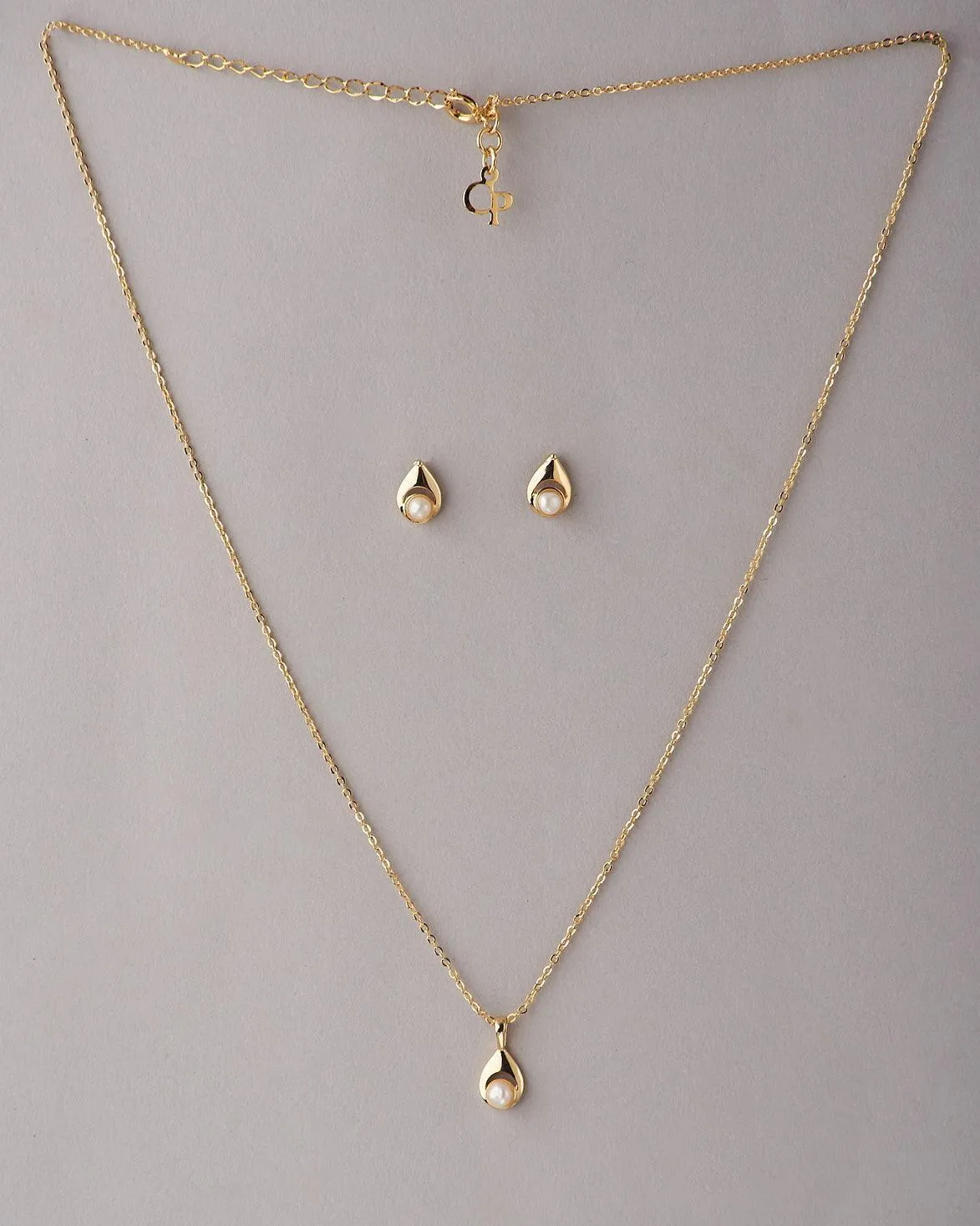 A cute pendant matched with golden polish chain with matching earrings.