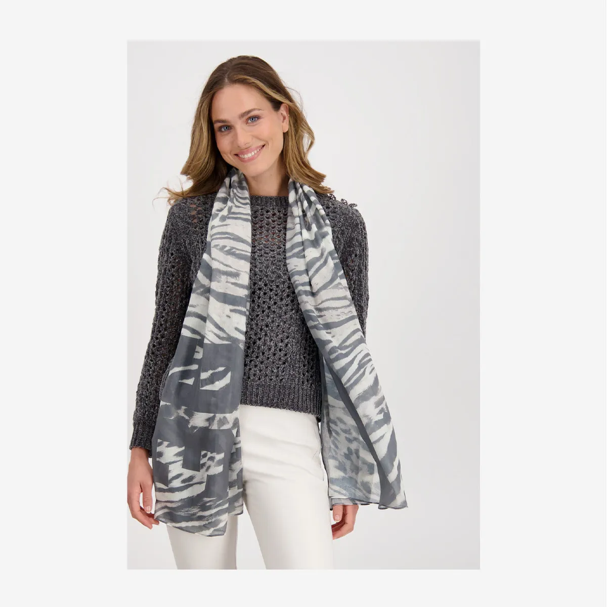 LIGHTWEIGHT ANIMAL PRINT SCARF