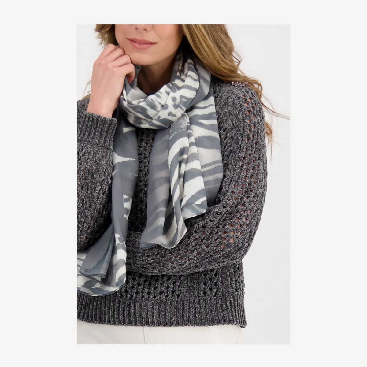 LIGHTWEIGHT ANIMAL PRINT SCARF